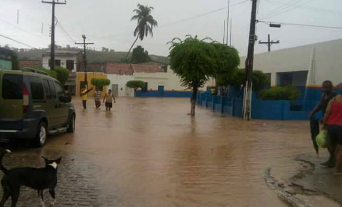 Em Rio Formoso, ruas alagadas, deslizamentos de terra e cerca de 24 pessoas desalojadas. Foto: Reproduo/ Facebook