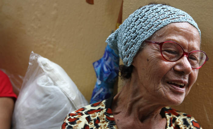 Todos os anos, Marina Sebastiana da Silva, 82 anos, acompanha as homenagens a Frei Damio. Foto: Julio Jacobina/DP (Foto: Julio Jacobina/DP)
