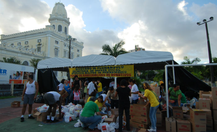 Em 2010, Quartel do Derby tambm foi ponto de arrecadao de donativos para vtimas das enchentes em Pernambuco. Foto: Ricardo Fernandes/DP