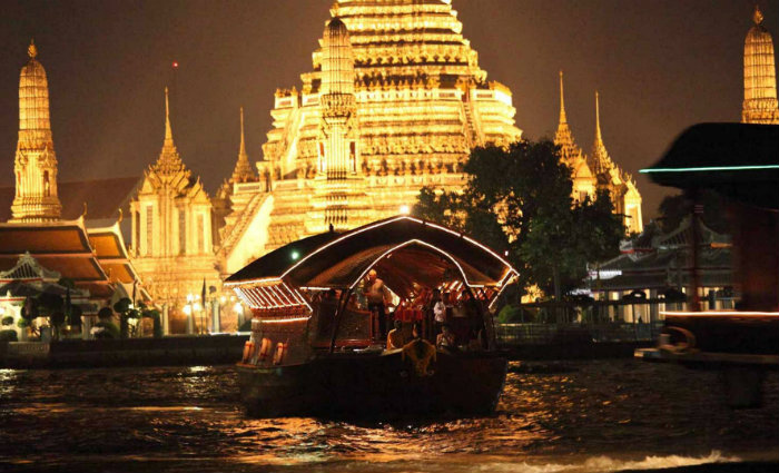 Cruzeiro pelo Rio Chao Phraya, em frente ao Wat Arun