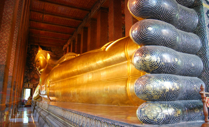 Wat Pho abriga a maior imagem reclinada de Buda da Tailndia