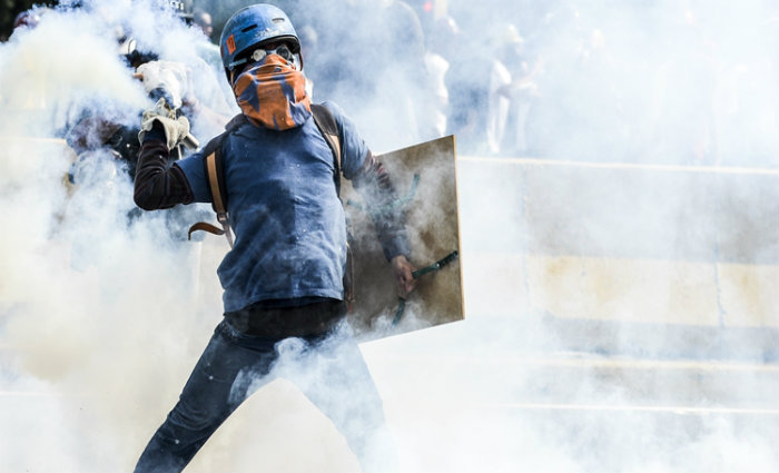 A onda de protestos exigindo eleies gerais e a sada de Maduro j deixou 60 mortos e mais de mil feridos nos ltimos dois meses. Foto: Luiz Robayo/AFP