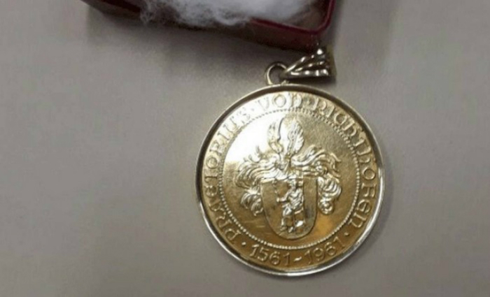 Medalhinha com o braso da famlia Von Richthofen Foto: reproduo