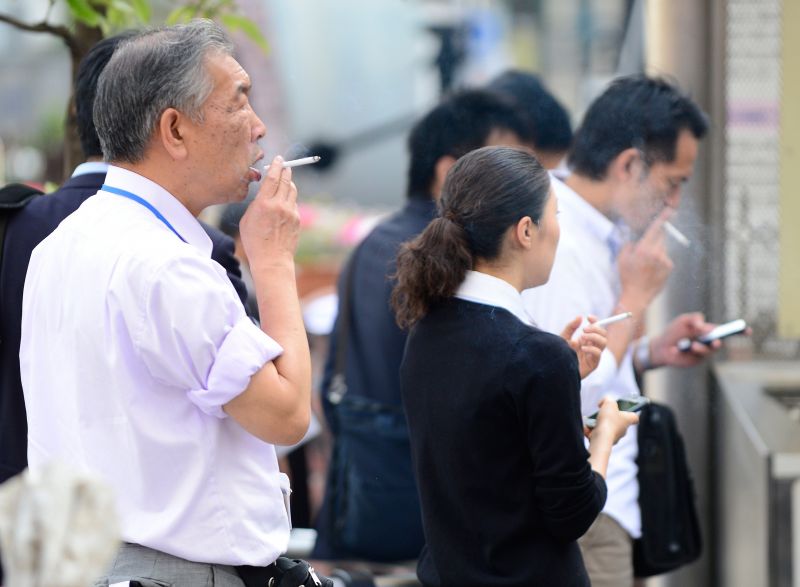 rea para fumantes em rua de Tquio: OMS explora impacto ambiental - Foto: Toru Ymanaka/AFP
