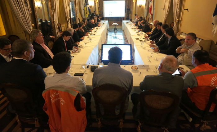 Governador se reuniu com 30 deputados da bancada estadual para discutir alternativas de ajuda aos municpios. Foto: Palcio/ Divulgao 