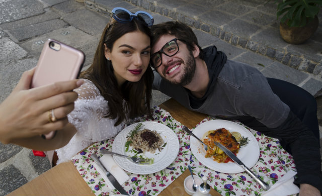 Isis Valverde interpreta Katrina e Gil Coelho vive o nerd Fernando. Foto: H2O Filmes/Divulgao