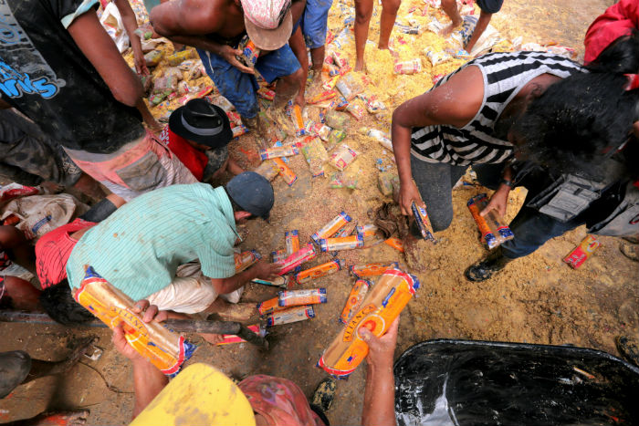 Moradores de Palmares disputam comida na lama aps enchente. Foto: Carlos Ezequiel Vannoni/Estado Contedo.