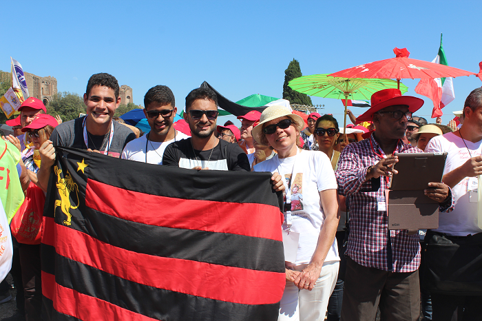 Os amigos Tony Souza, Luís Matheus e Thiago Matias chegaram cedo ao Circo Máximo para chegar o mais de perto possível do papa Francisco com uma bandeira do Sport - Foto: Alice de Souza (Os amigos Tony Souza, Luís Matheus e Thiago Matias chegaram cedo ao Circo Máximo para chegar o mais de perto possível do papa Francisco com uma bandeira do Sport - Foto: Alice de Souza) Os amigos Tony Souza, Luís Matheus e Thiago Matias chegaram cedo ao Circo Máximo para chegar o mais de perto possível do papa Francisco com uma bandeira do Sport - Foto: Alice de Souza (Os amigos Tony Souza, Luís Matheus e Thiago Matias chegaram cedo ao Circo Máximo para chegar o mais de perto possível do papa Francisco com uma bandeira do Sport - Foto: Alice de Souza)
