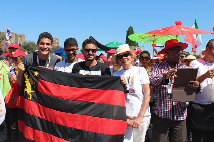 Os amigos Tony Souza, Lus Matheus e Thiago Matias chegaram cedo ao Circo Mximo para chegar o mais de perto possvel do papa Francisco com uma bandeira do Sport - Foto: Alice de Souza (Os amigos Tony Souza, Lus Matheus e Thiago Matias chegaram cedo ao Circo Mximo para chegar o mais de perto possvel do papa Francisco com uma bandeira do Sport - Foto: Alice de Souza)