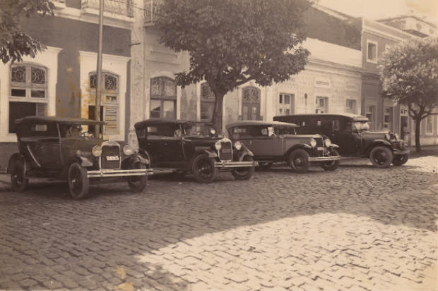 Rua da Unio, dcada de 1920, com carros possivelmente da polcia. Crdito: Apeje/Divulgao