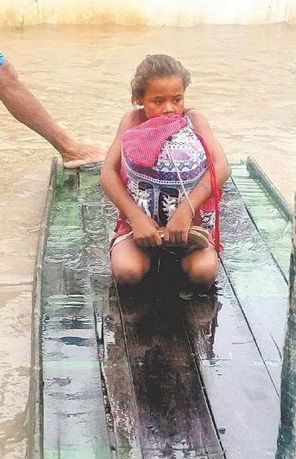 Rivnia, a menina que salvou livros da cheia. Foto: Valter Rodrigues/Blog Tenrio Cavalcante/Divulgao