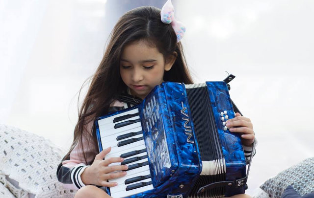 Aos 8 anos de idade, Nina toca sanfona, zabumba e tringulo. Foto: Facebook/Reproduo