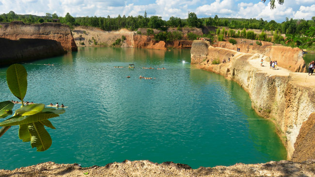 Assim como a Lagoa Azul (em Jaboato dos Guararapes), o Grand Canyon de Chiang Mai  procurado para que quer tomar um solzinho ou praticar esportes radicais. Fotos: Diogo Carvalho/DP e AmazingThailand.com