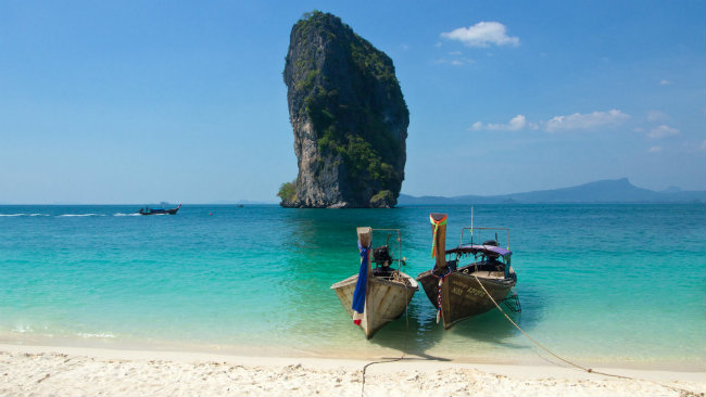 Praia de Ao Nang: Krabi  uma das portas de entrada para que busca visitar as mais de 130 ilhas do Sul da Tailndia