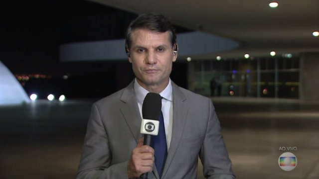 Reprter Jlio Mosqura cometeu ato falho durante transmisso do Jornal Nacional. Foto: Globo/Reproduo