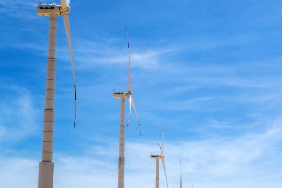 "Cataventos gigantes" permitem o aproveitamento dos ventos para gerar eletricidade. Foto: Oninha Vill/GIZ