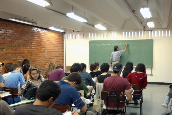 O estudante pode concorrer a uma bolsa integral se sua renda familiar bruta mensal per capita no exceder a 1,5 salrio-mnimo. Foto: Agncia Brasil 