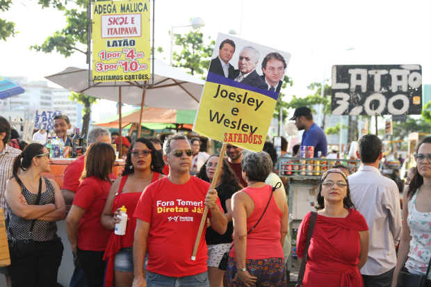 Bancrio Anilson Barbosa, de 53 anos, protestou lembrando dos irmos Wesley e Joesley Batista, delatores da JBS. Crdito: Julio Jacobina/DP