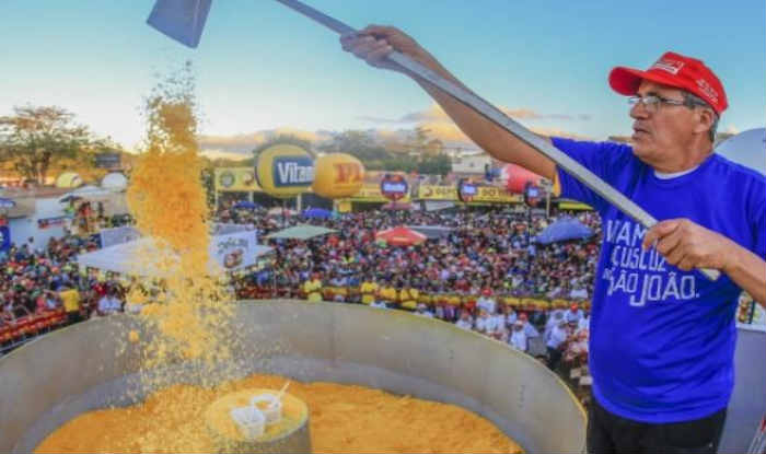 Foram usados 800 quilos de flocos de milho para a produo do maior cuscuz do mundo. Foto:Rafael Silva/Prefeitura de Caruaru/Divulgao
