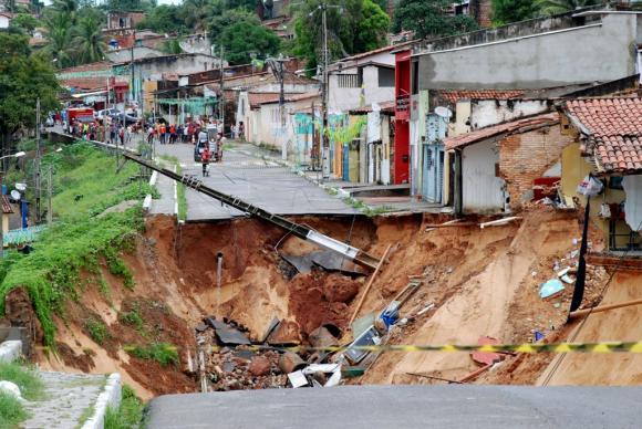 Moradores recebero mensagens de texto por celular com alerta de riscos de inundaes, alagamentos, temporais e perigo de deslizamentos - Foto: Agncia Brasil
