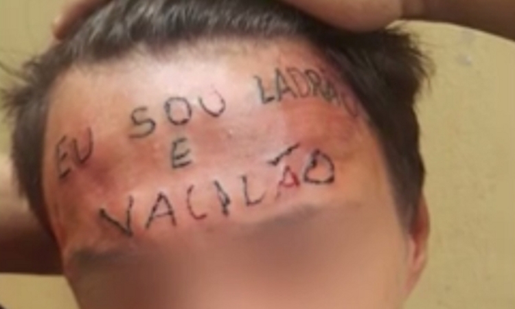 Jovem teve sua testa tatuada - Foto: Facebook/Reproduo