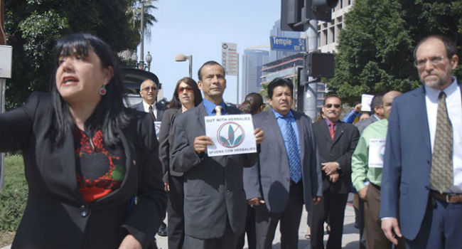 Comunidade latina protesta contra empresa. Foto: Netflix/Divulgao