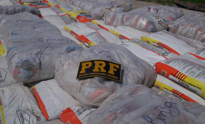 Empresa  autuada por transportar 18 toneladas de argamassa sem nota. Foto: PRF/ Divulgao