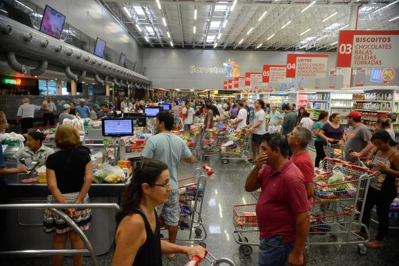 A atividade do setor de "Supermercados, Alimentos e Bebidas" subiu 0,7% em maio e tem variao negativa de 1,8% no perodo de 12 meses. Foto: Tnia Rgo/Agncia Brasil