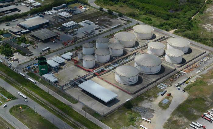 O atual terminal da Decal tem 12 tanques e capacidade de armazenar 156 mil metros cbicos de granis lquidos. Foto: Suape/Divulgao (Foto: Suape/Divulgao)