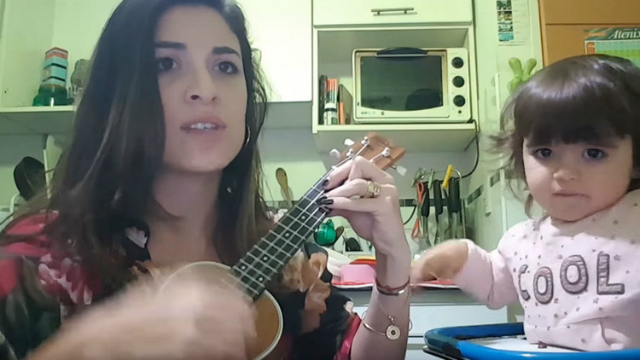 Acompanhada de sua filha, Natalia Maderna canta verso feminista de Despacito. Foto: Reproduo do Instagram.