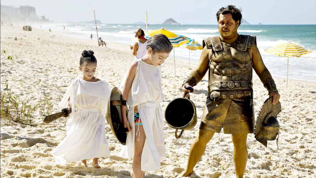 Os atores mirins Sofia Barros e Joo Barreto do uma fora para o tio, que faz bico como esttua viva nas ruas. Foto: H2O Filmes/Divulgao