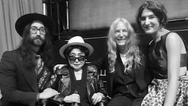 Sean Lennon, Yoko Ono, Patti e Patricia Smith posam para foto aps a notcia de que Ono  oficialmente uma das compositoras de  'Imagine'. Foto: Reproduo do Facebook.