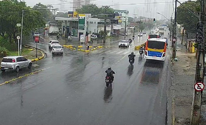 Chuvas continuam hoje no Recife. Na foto, Avenida Norte esta manh. Foto: CTTU / Divulgao