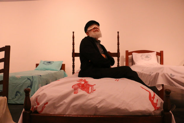 Daniel Santiago em meio s camas da instalao Um sonho de Ezra Pound. Crdito: Gabriel Melo/DP