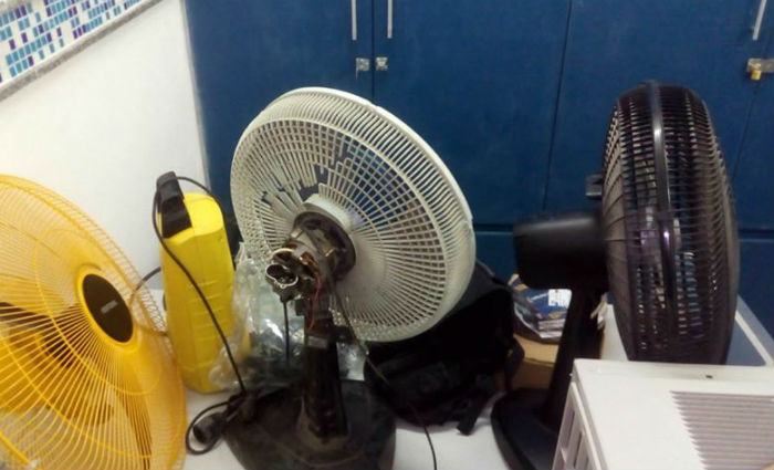 Com eles foram encontrados ventiladores , retroprojetor, iPod e aparelhos de ar condicionado roubados na Escola Municipal Jos Rodovalho. Foto: PM/ Divulgao