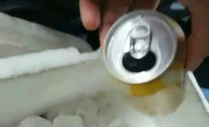Na cabine do veculo foi encontrado um isopor contendo uma lata de cerveja vazia e outras quatro fechadas.Foto: PRF/ Divulgao
