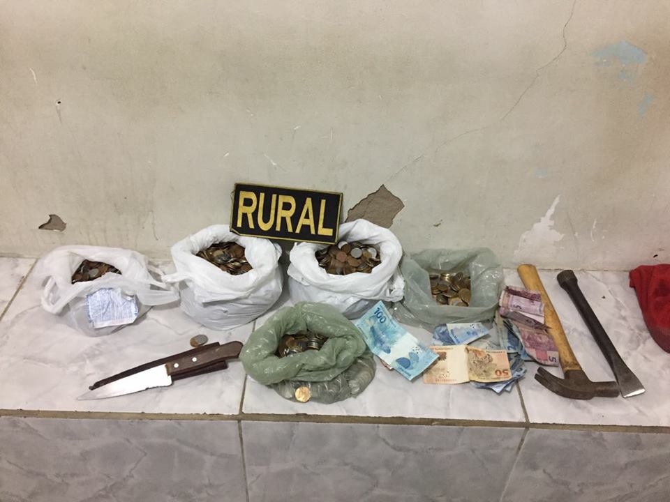 Adulto e adolescente estavam de posse de quatro sacolas com moedas, notas de R$ 2 e ainda uma marreta e uma ponteira. Foto: PM/ Divulgao

