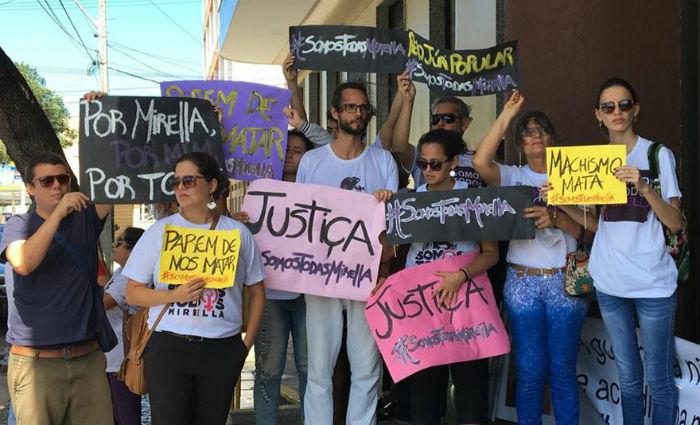 Amigos e familiares protestaram com camisas com a inscrio "Somos todos Mirella" e cartazes contra o feminicdio. Foto: Mariana Fabrcio/ DP
