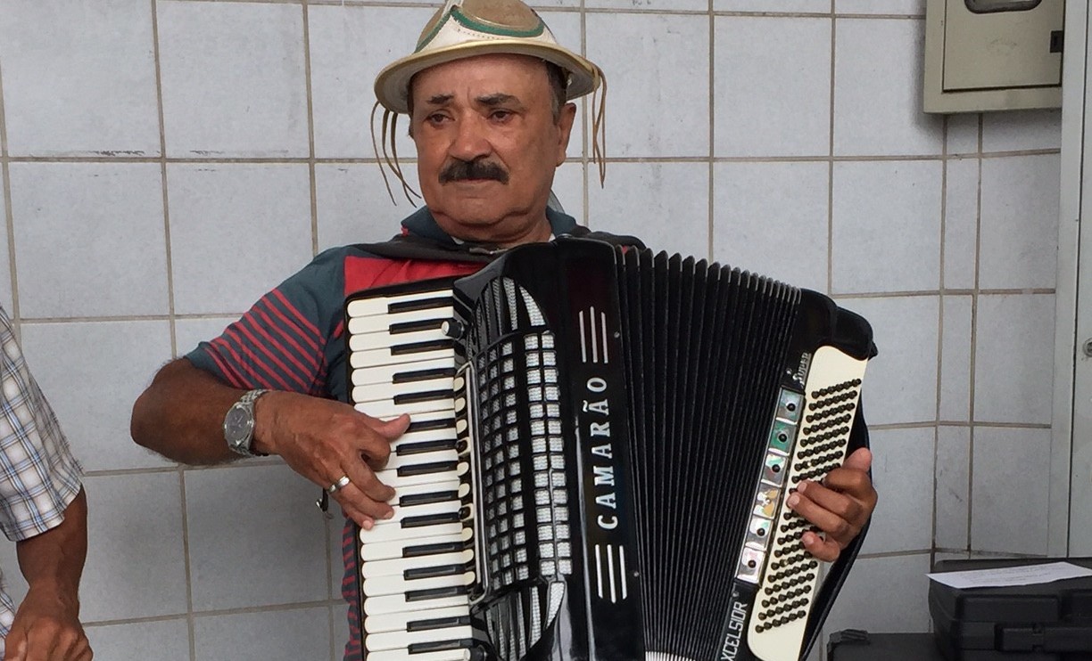 Biu do Acordeon, como  conhecido, canta e toca forr p-de-serra h mais de 30 anos. Foto: Henrique Figueiroa.