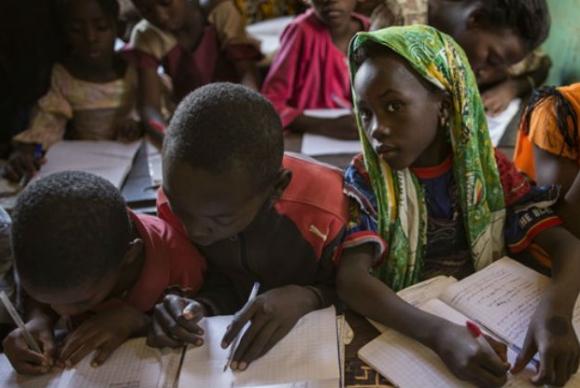 Milhes de pessoas em todo o mundo podem escapar da pobreza se tiverem ao menos dois anos de ensino secundrio afirma a Unesco. Foto: ONU/Marco Dormino