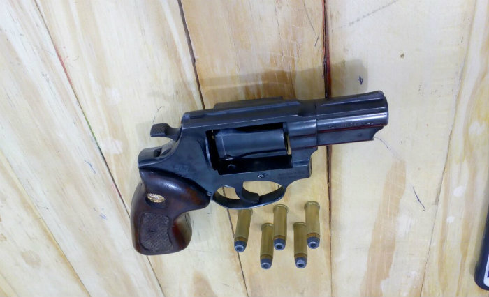  (Arma foi apreendida com cinco munies. Foto: Sindicato dos Agentes Penitencirios/Divulgao )