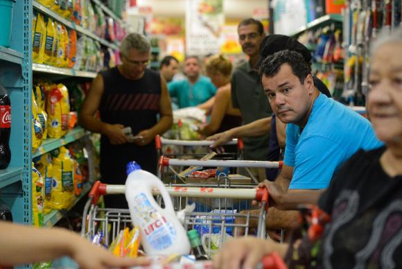 Para se proteger, o consumidor deve conhecer os direitos e, assim, no sair prejudicado. Foto: Tnia Rgo/Agncia Brasil