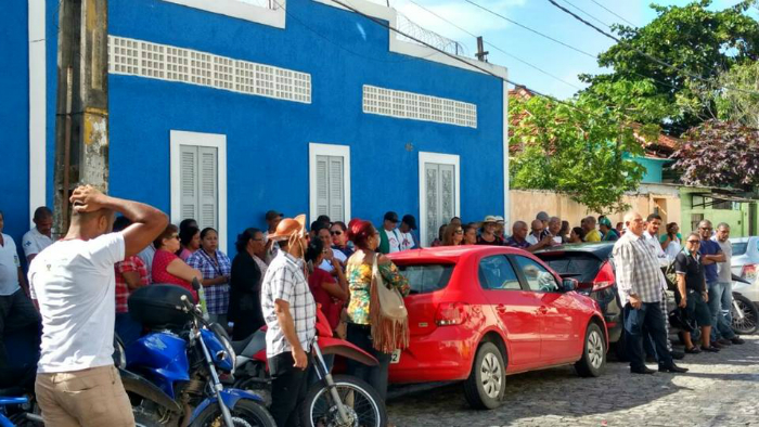 Em greve, servidores municipais de Olinda fazem assembleia e protesto
