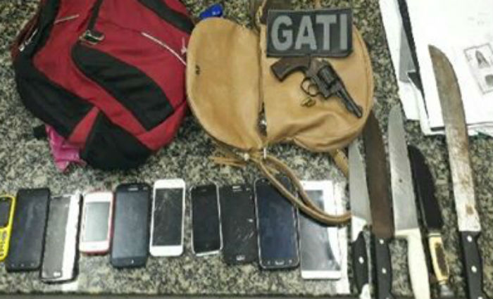 Trio  preso com facas, revlver e celulares aps assalto a nibus em Olinda. Foto: PM/ Divulgao