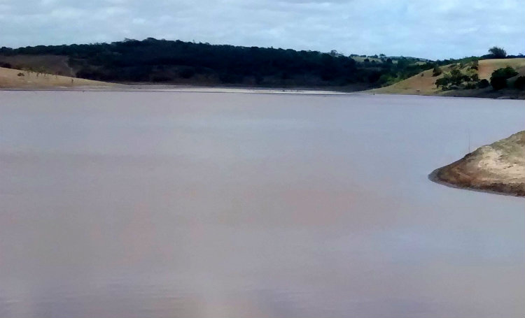 Barragem de Inhumas que acumulou gua com as ltimas chuvas. Foto: Compesa/Divulgao
