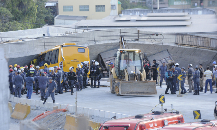 Desabamento do elevado que fazia parte das obras do Move matou duas pessoas e deixou outras 23 feridas (foto: Beto Magalhes/EM/D.A PRESS - 03/07/2014)