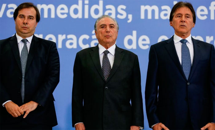 Rodrigo Maia, Michel Temer e Euncio Oliveira revezam a faixa presidencial neste sbado. Foto: Beto Barata/PR