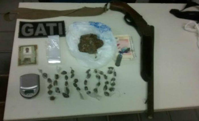 Suspeito de comandar o trfico de drogas  preso no Cabo. Foto: PM/ Divulgao