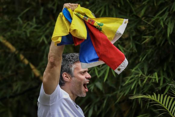Agitando uma bandeira da Venezuela, Lpez disse que no vai desistir da sua luta- Foto: Miguel Gutierrez/EPA/Agncia Lusa
