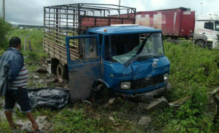 Motorista de caminho morre aps ser baleado e sofrer acidente na BR-232. Foto: PRF/ Divulgao
